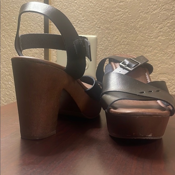 Universal Thread Black and Brown Platform Sandals with Crisscross Straps - Picture 6 of 11